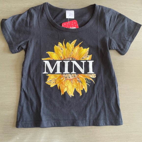 5/$25 Mini Sunflower T-Shirt Black Size 2T - Picture 2 of 5
